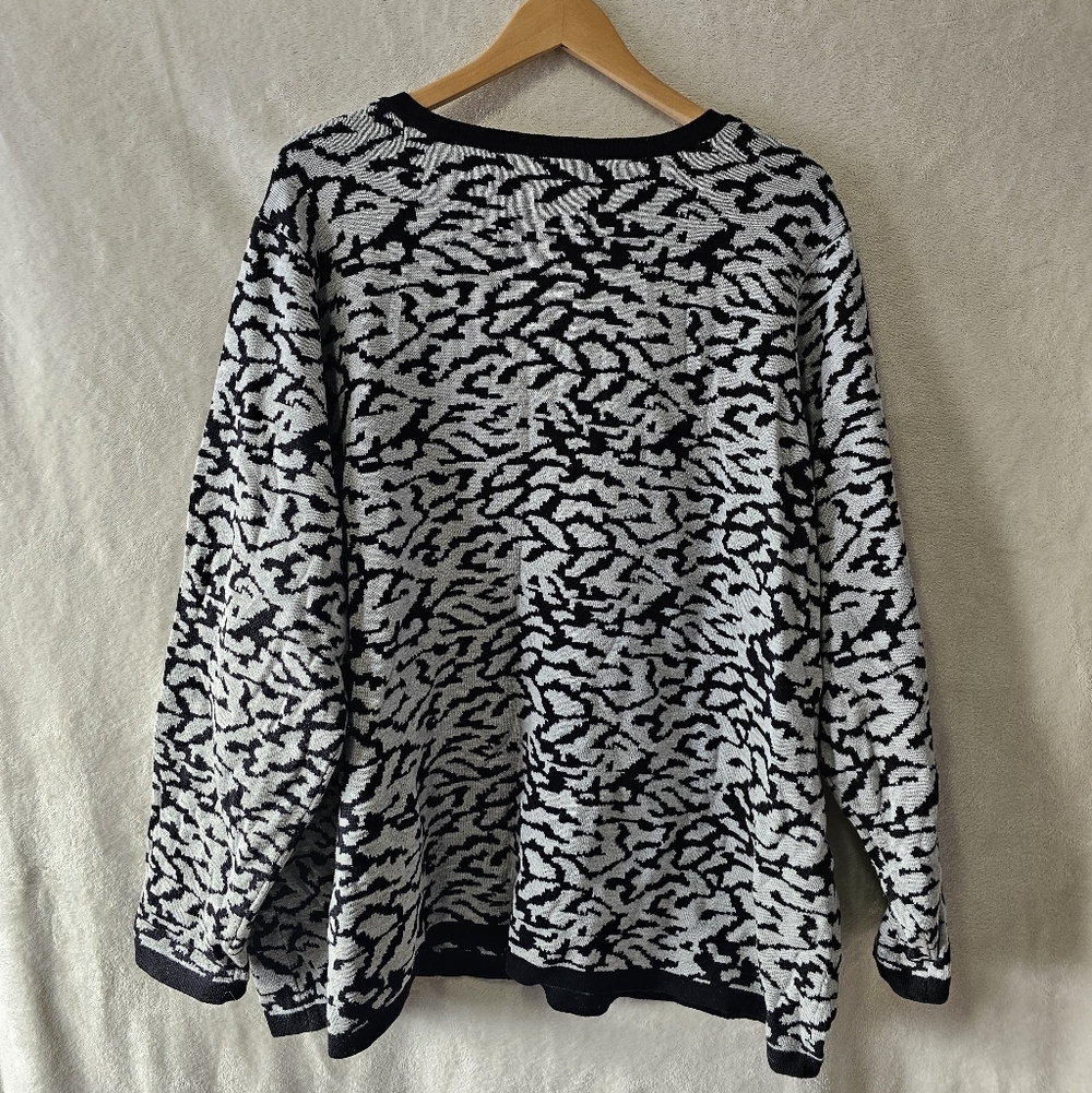 Denim & Co Black & Gray Patterned knit button up cardigan sweater 3X - Picture 3 of 4